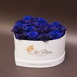 17 trandafiri criogenați albaștri în inimă albă