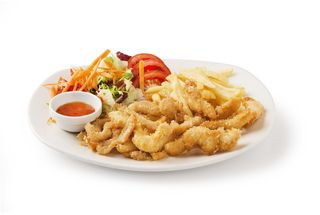 Tiras de pollo estilo oriental con ensalada y patatas