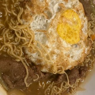 Zuppa ramen con manzo uova