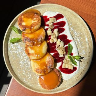 Сирники класичні з фруктами, сметаною і солоною карамеллю (200/40/40г)