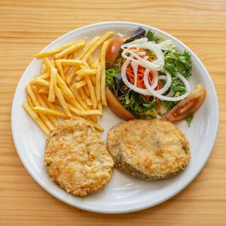 Merluza rebozada + patatas + ensalada + bebida