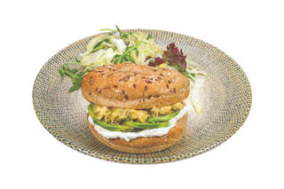 Бейгъл с бъркани яйца с песто