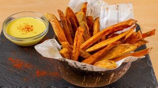 Bastones de boniato con salsa