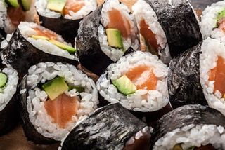 Roll clásico de salmón y aguacate (8 uds.)