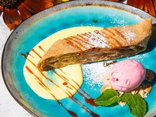 Яблучний Штрудель з морозивом (150/50/40g)