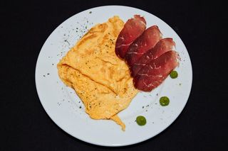 Omlet sa suhim mesom