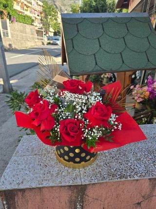 Boks sa ružama i vinom za slavu