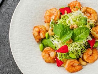 ЗЕЛЕНИЙ САЛАТ З КРЕВЕТКАМИ ТА КУНЖУТНИМ СОУСОМ (300г)