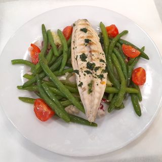 Sgombro con fagiolini e pomodoro