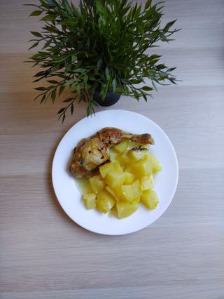 Пилешко бутче с картофи