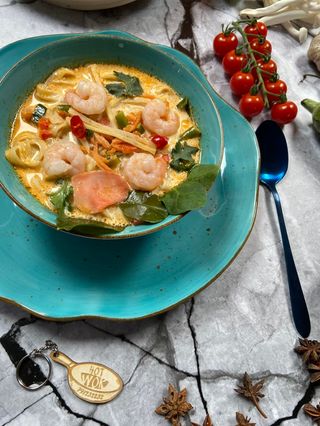 Tom Yum z kurczakiem lub krewetkami, średnio pikantna