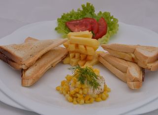 Клуб сандвич с луканка и кашкавал