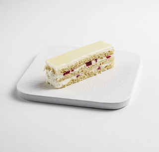 Пирожное Молочная девочка с ягодами