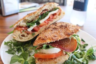 Pomodori a fette, fiordilatte, rucola, grana e prosciutto crudo