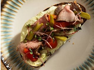 Брускетта з ростбіфом та печеним перцем (150g)