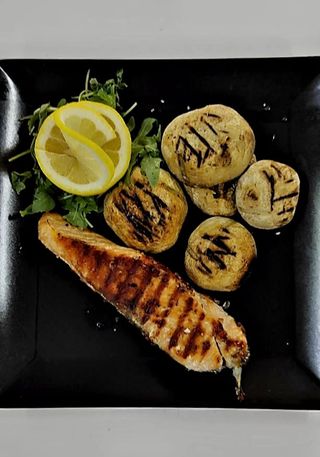 Somon la gratar cu ciuperci