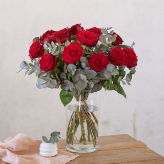 12 Rosas Rojas En Ramo Con Verdes Y Decoración