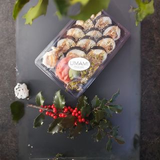 Futomaki z łososiem w tempurze