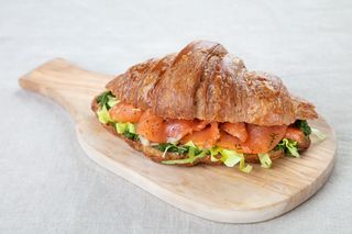 круассаны с лососем и соусом гуакамоле