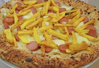 Pizza con patate würstel