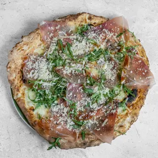 Crudo, rucola e scaglie