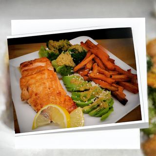 Łosoś filet norweski premium 200 g ,frytki, surówka ,zupa dnia gratis