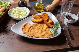 Snițele de pui in pesmet Panko cu garnitura la alegere