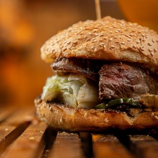 Stek Burger z frytkami 