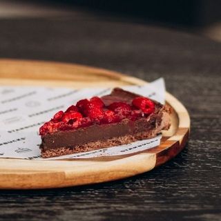 Tarta czekoladowa z malinami