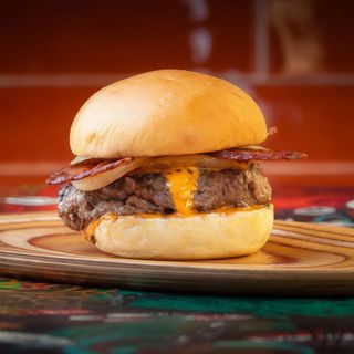 El capricho burger + patatas fritas