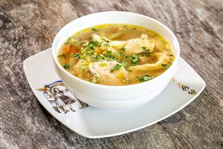 Ciorbă de găină cu tăieței de casă