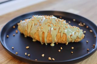 Croissant cu glazură de fistic