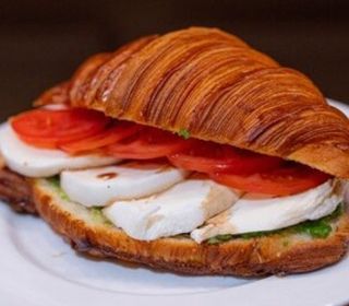 Сэндвич круассан с моцареллой