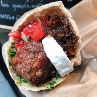 Ternera con Queso de Cabra  y Cebolla Caramelizada