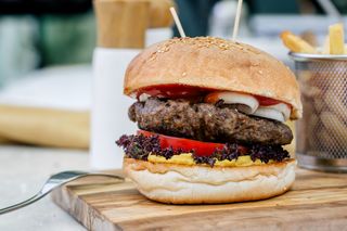 Kuvarov burger i pomfrit 350gr