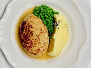 Котлета з Курячої грудки з Картопляним пюре Муслін та зеленим горошком Мариньєр (350g)