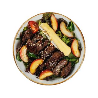 Салат з карамелізованою печінкою, сиром Брі та грушею (260г.)