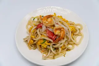 Udon saltati con misto mare