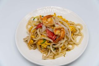 Udon saltati con misto mare