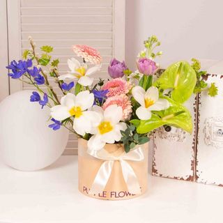 Cutie cu lalele, matthiola si delphinium