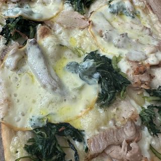 Pizza tonda porchetta, provola e cicoria