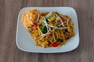 Makaron chiński z kurczakiem lub wieprzowiną