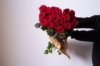 5 rose rosse a gambo lungo