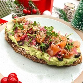 Tost Avokado sa lososem 300g