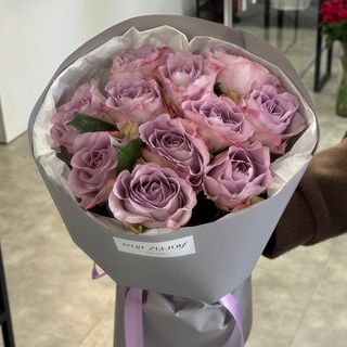 11 лілових троянд