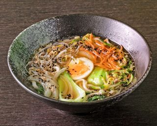 Noodles in brodo con verdure
