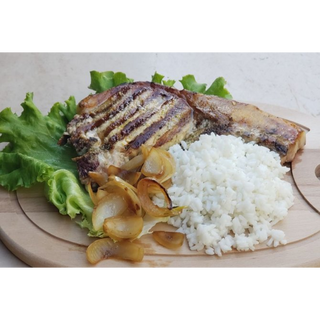 Хайдушка свинска пържола с ориз и печен лук. (450г)