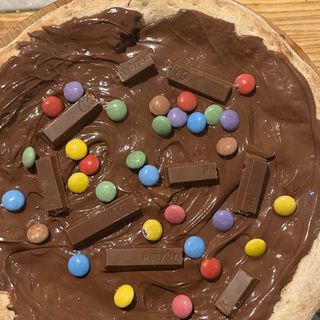 Pizza nutella, Oreo, kit-kat, M&M