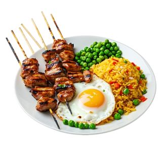 Brochetas De Pollo Al Satay Con Huevo Y Arroz Frito Con Guisantes