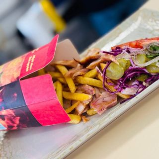 Box Shaorma + Cartofi cu usturoi și pătrunjel + Limonadă / Ayran